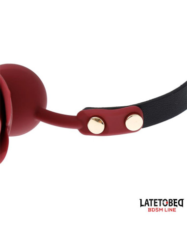 Silikonowy knebel z różą Latetobed — regulowany 47–56 cm